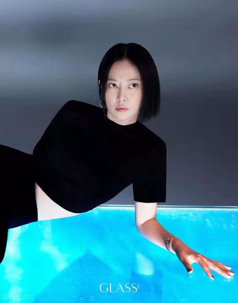 奉行不婚主义的谭卓,曾饱受抑郁症困扰,出道13年靠两部剧火出了圈