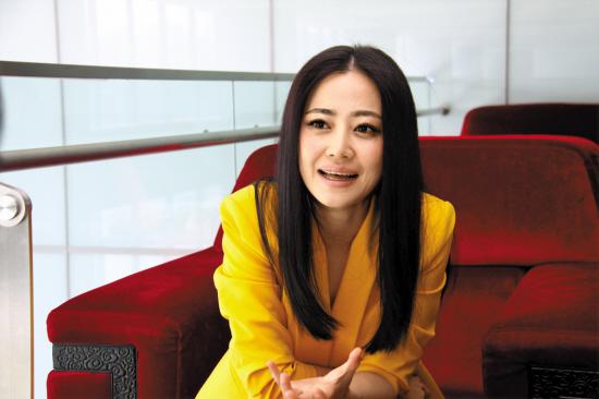 奉行不婚主义的谭卓,曾饱受抑郁症困扰,出道13年靠两部剧火出了圈