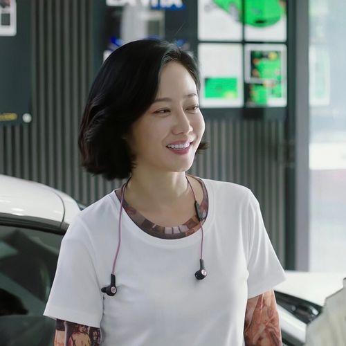 奉行不婚主义的谭卓,曾饱受抑郁症困扰,出道13年靠两部剧火出了圈