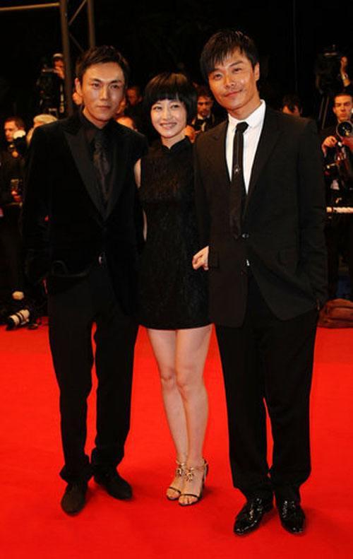 奉行不婚主义的谭卓,曾饱受抑郁症困扰,出道13年靠两部剧火出了圈