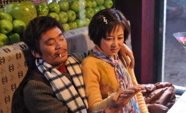 奉行不婚主义的谭卓,曾饱受抑郁症困扰,出道13年靠两部剧火出了圈