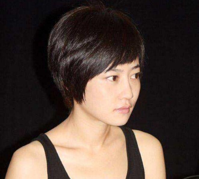 奉行不婚主义的谭卓,曾饱受抑郁症困扰,出道13年靠两部剧火出了圈