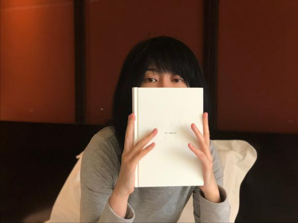 奉行不婚主义的谭卓,曾饱受抑郁症困扰,出道13年靠两部剧火出了圈