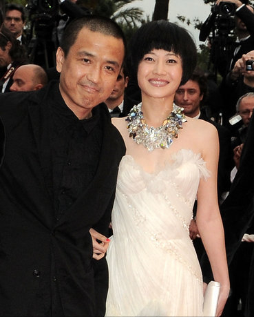 奉行不婚主义的谭卓,曾饱受抑郁症困扰,出道13年靠两部剧火出了圈