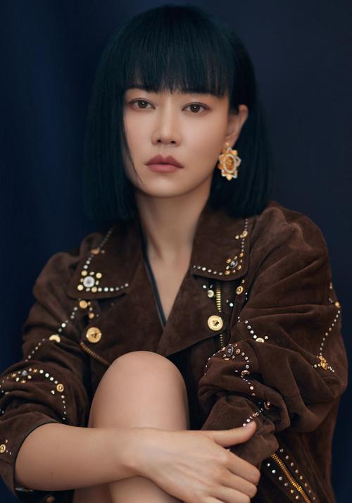 奉行不婚主义的谭卓,曾饱受抑郁症困扰,出道13年靠两部剧火出了圈