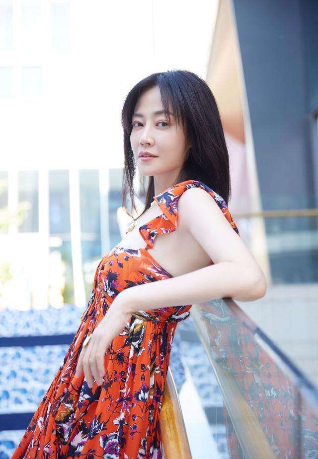 奉行不婚主义的谭卓,曾饱受抑郁症困扰,出道13年靠两部剧火出了圈