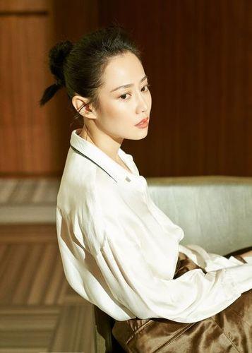 奉行不婚主义的谭卓,曾饱受抑郁症困扰,出道13年靠两部剧火出了圈