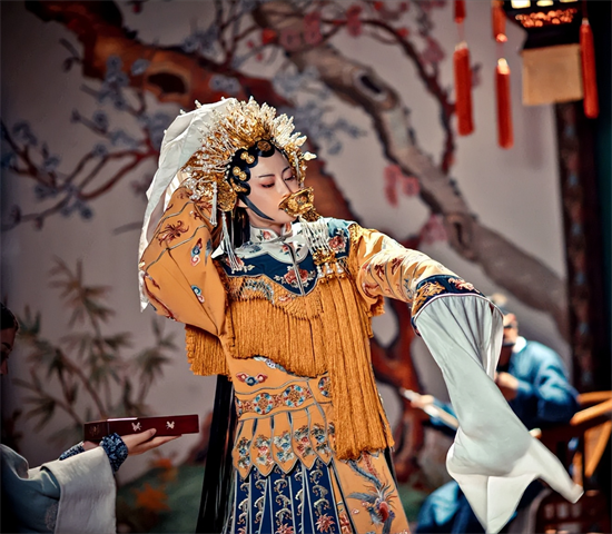 奉行不婚主义的谭卓,曾饱受抑郁症困扰,出道13年靠两部剧火出了圈