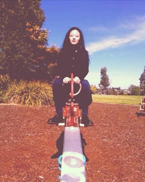 奉行不婚主义的谭卓,曾饱受抑郁症困扰,出道13年靠两部剧火出了圈