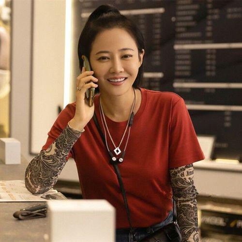 奉行不婚主义的谭卓,曾饱受抑郁症困扰,出道13年靠两部剧火出了圈