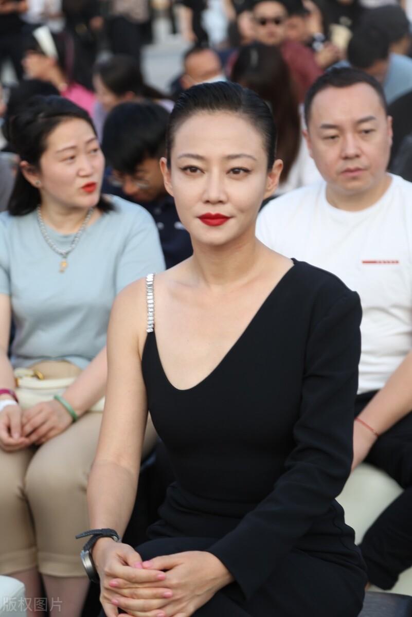 奉行不婚主义的谭卓,曾饱受抑郁症困扰,出道13年靠两部剧火出了圈