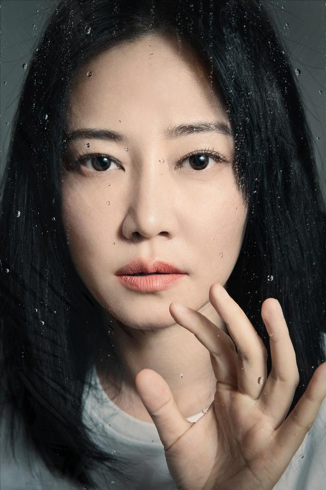 奉行不婚主义的谭卓,曾饱受抑郁症困扰,出道13年靠两部剧火出了圈