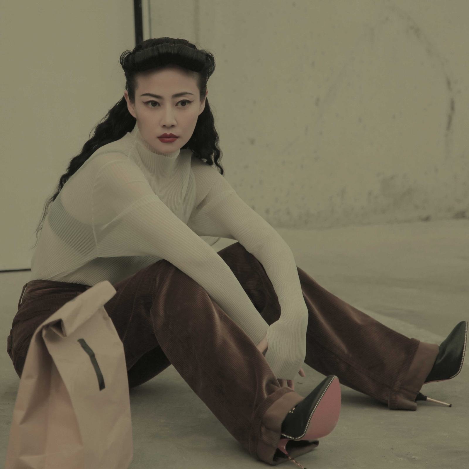 奉行不婚主义的谭卓,曾饱受抑郁症困扰,出道13年靠两部剧火出了圈