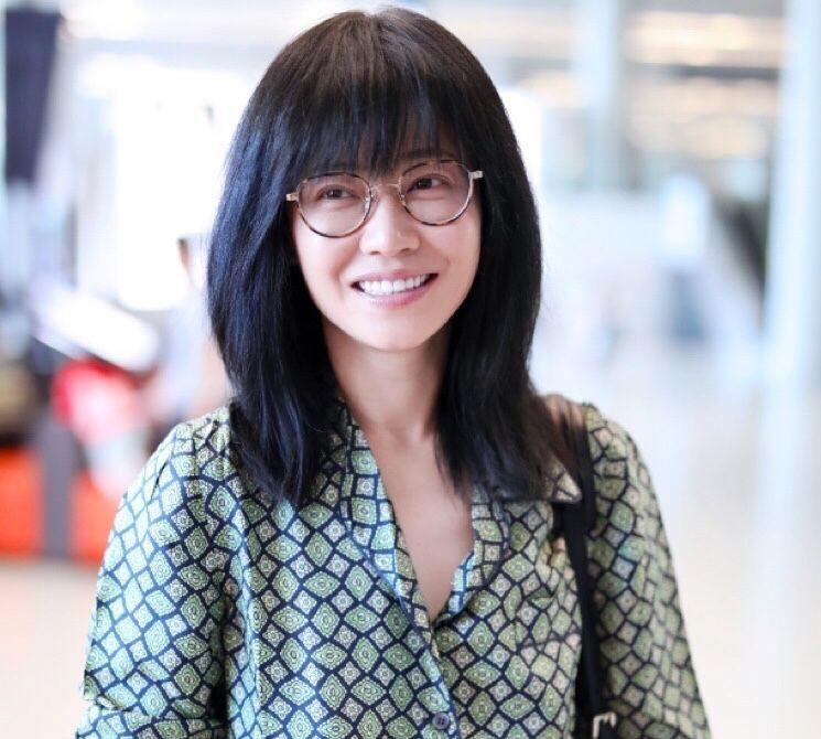 奉行不婚主义的谭卓,曾饱受抑郁症困扰,出道13年靠两部剧火出了圈