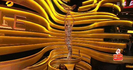 金鹰奖收视第一,殷桃惊艳夺冠,热依扎春风满面,雷佳音冷脸获奖