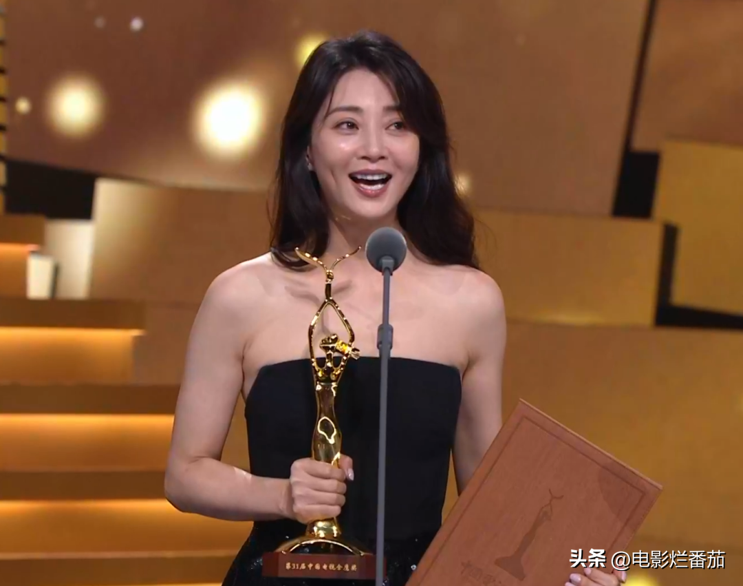 金鹰奖收视第一,殷桃惊艳夺冠,热依扎春风满面,雷佳音冷脸获奖