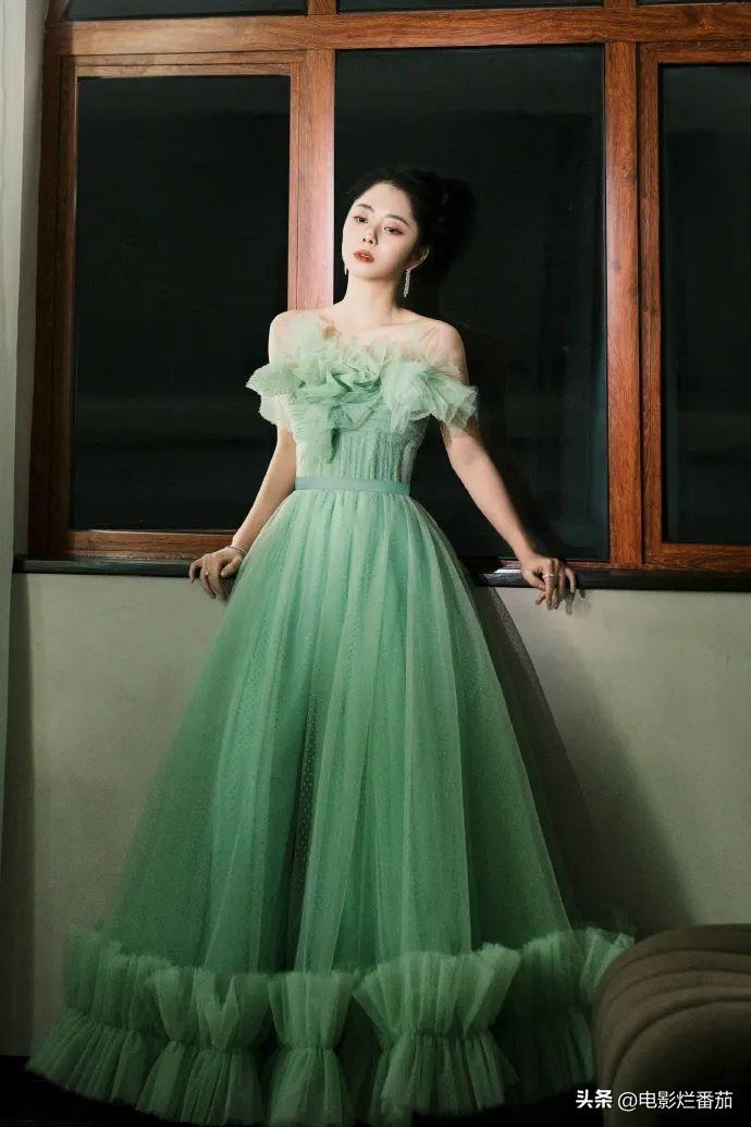 金鹰奖收视第一,殷桃惊艳夺冠,热依扎春风满面,雷佳音冷脸获奖