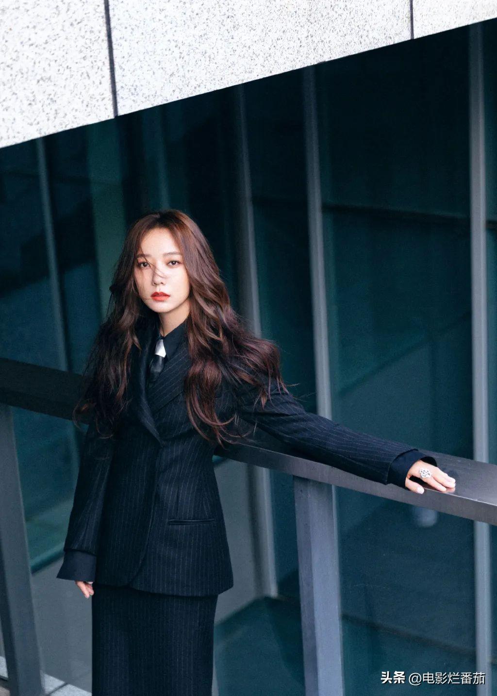 金鹰奖收视第一,殷桃惊艳夺冠,热依扎春风满面,雷佳音冷脸获奖