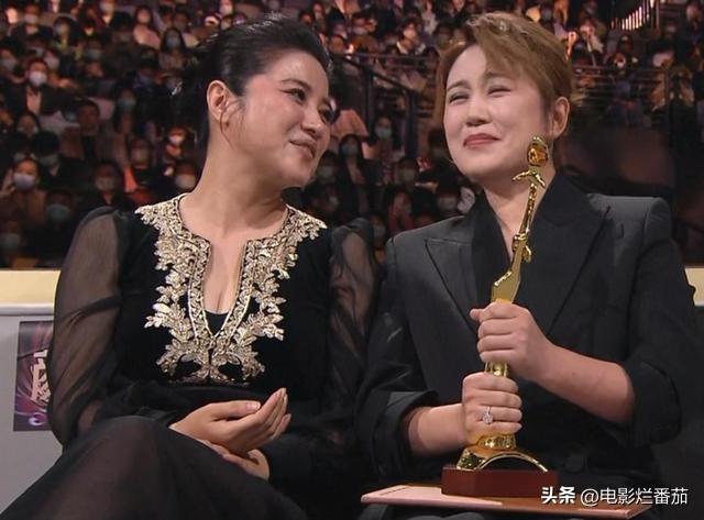 金鹰奖收视第一,殷桃惊艳夺冠,热依扎春风满面,雷佳音冷脸获奖