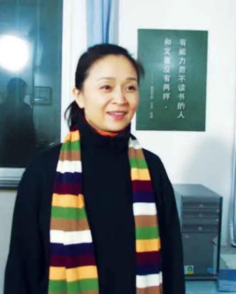 刘莉莉的婚史(著名演员刘莉莉当红时相亲嫁圈外老公生一女)