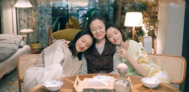 刘莉莉的婚史(著名演员刘莉莉当红时相亲嫁圈外老公生一女)