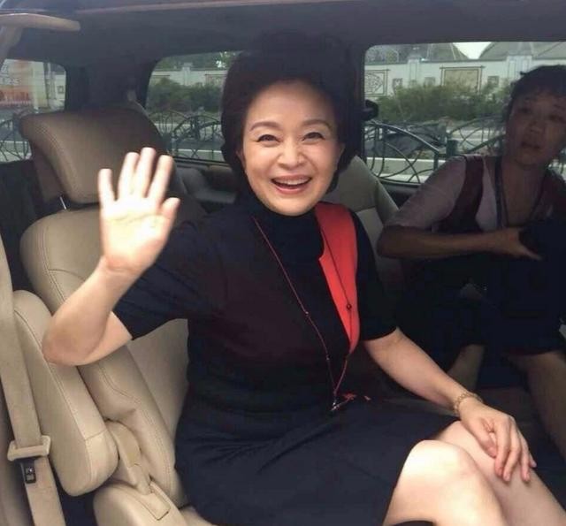 刘莉莉的婚史(著名演员刘莉莉当红时相亲嫁圈外老公生一女)