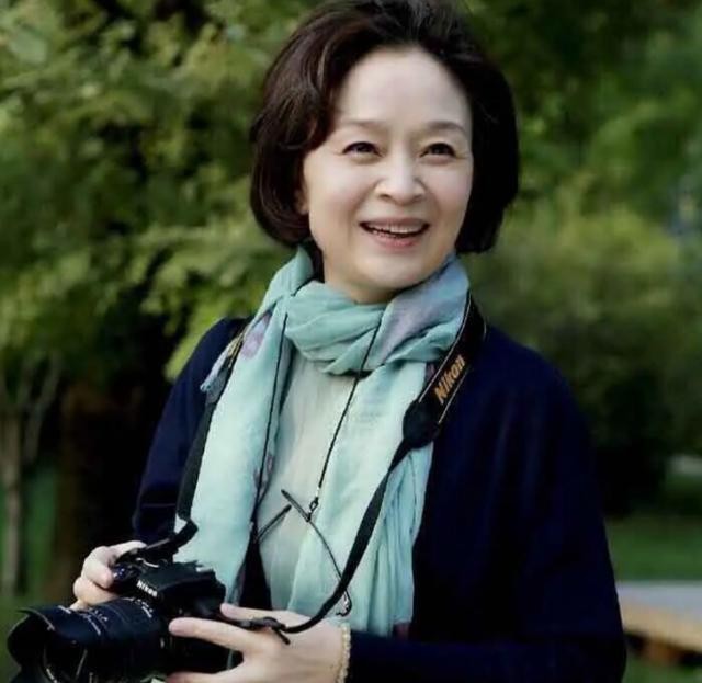 刘莉莉的婚史(著名演员刘莉莉当红时相亲嫁圈外老公生一女)