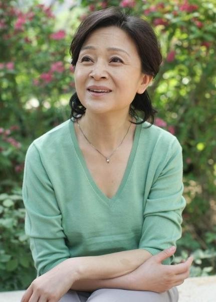 刘莉莉的婚史(著名演员刘莉莉当红时相亲嫁圈外老公生一女)