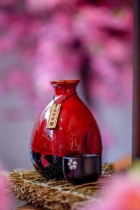 ​红洒盖子是什么树做的(红盖子的酒是什么牌子)