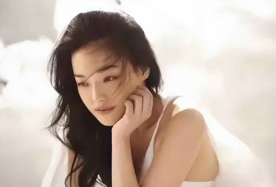 用一生治愈童年,40岁时嫁给冯德伦,舒淇是怎样完成自救的?