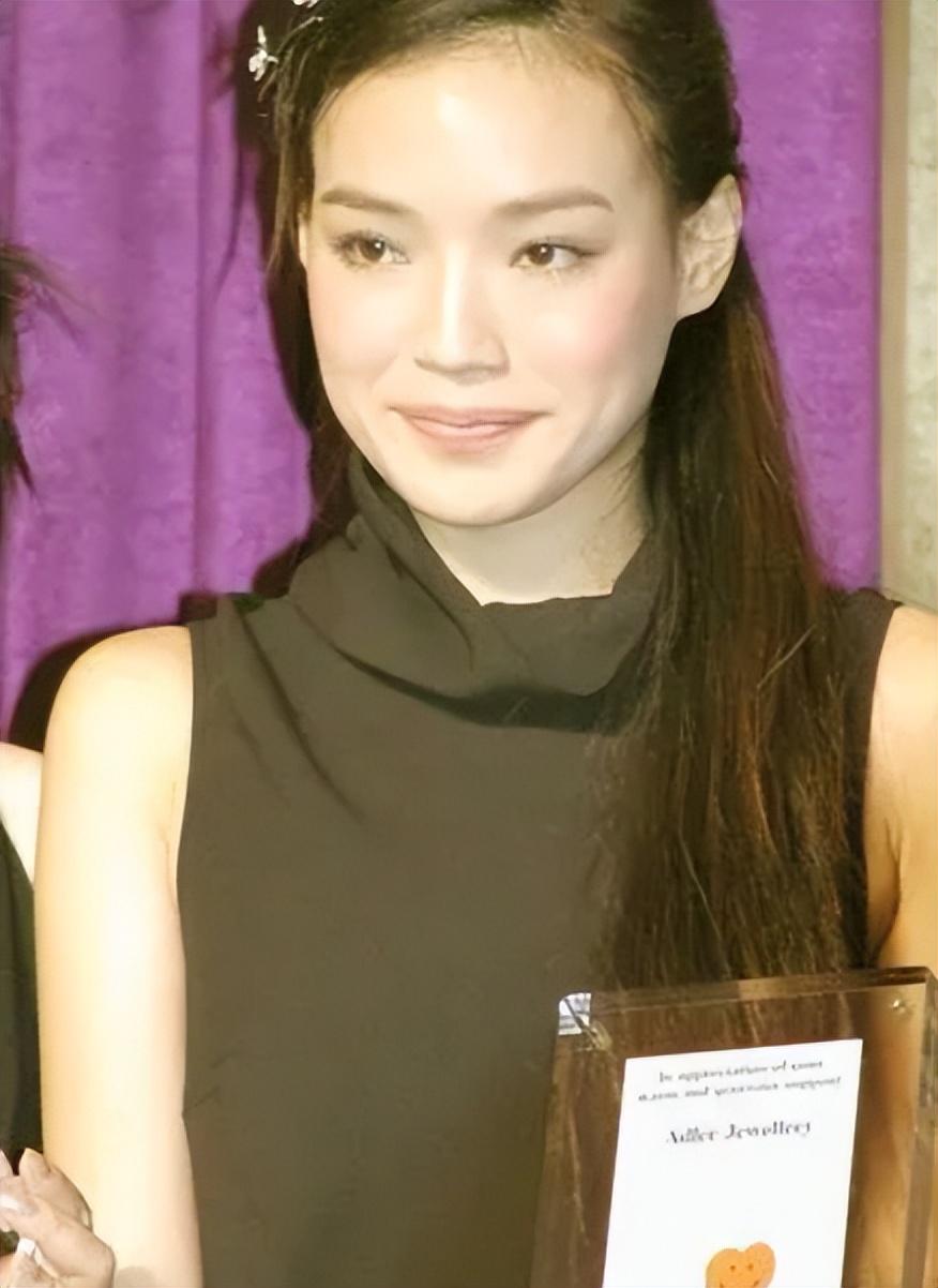 用一生治愈童年,40岁时嫁给冯德伦,舒淇是怎样完成自救的?