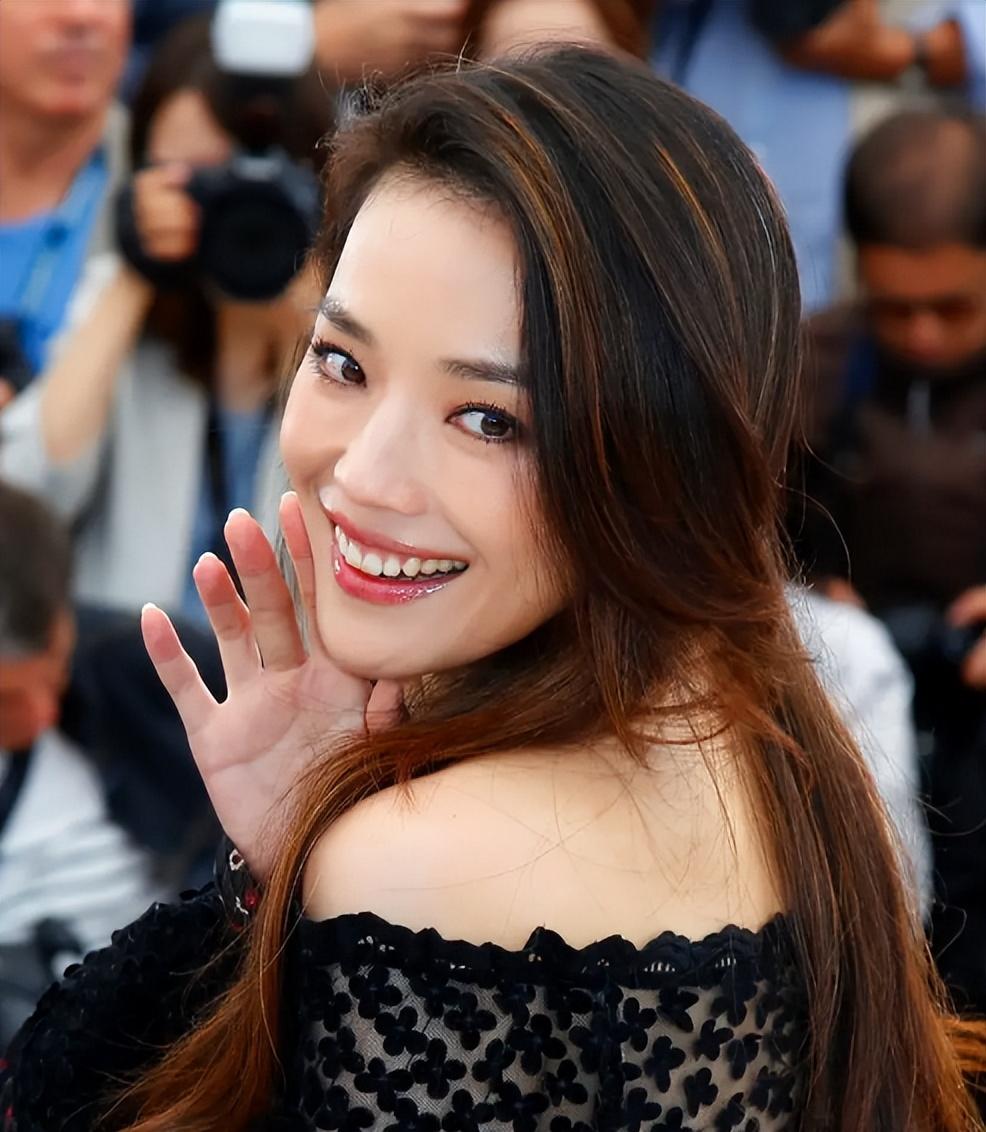 用一生治愈童年,40岁时嫁给冯德伦,舒淇是怎样完成自救的?