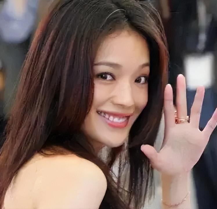 用一生治愈童年,40岁时嫁给冯德伦,舒淇是怎样完成自救的?