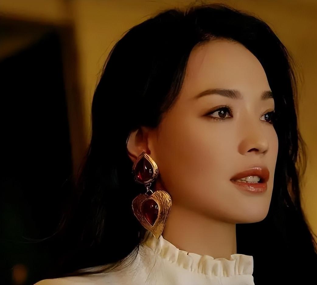 用一生治愈童年,40岁时嫁给冯德伦,舒淇是怎样完成自救的?