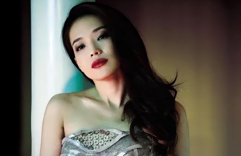 用一生治愈童年,40岁时嫁给冯德伦,舒淇是怎样完成自救的?