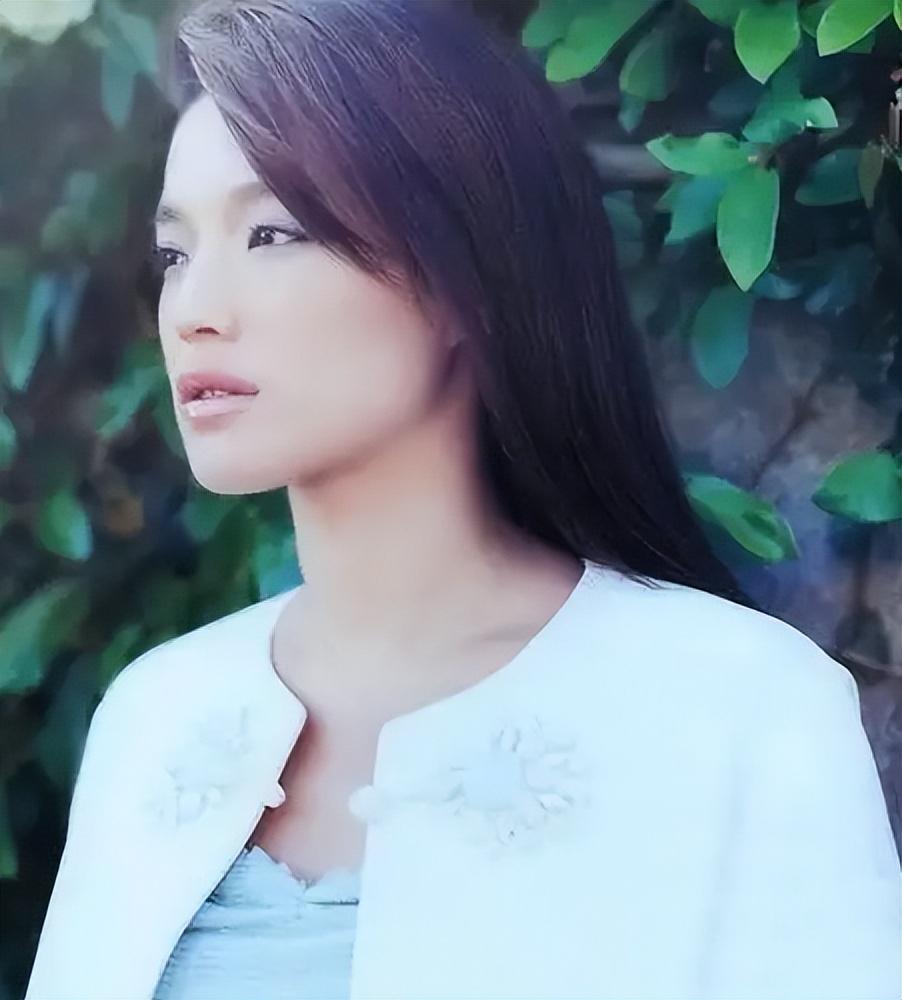 用一生治愈童年,40岁时嫁给冯德伦,舒淇是怎样完成自救的?