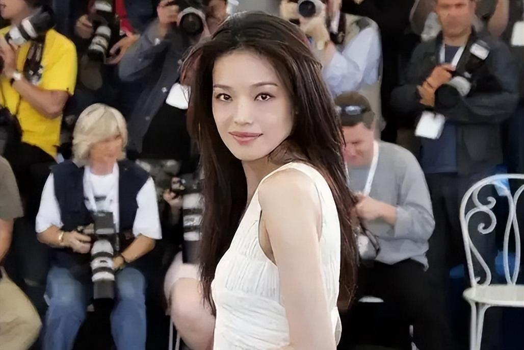 用一生治愈童年,40岁时嫁给冯德伦,舒淇是怎样完成自救的?