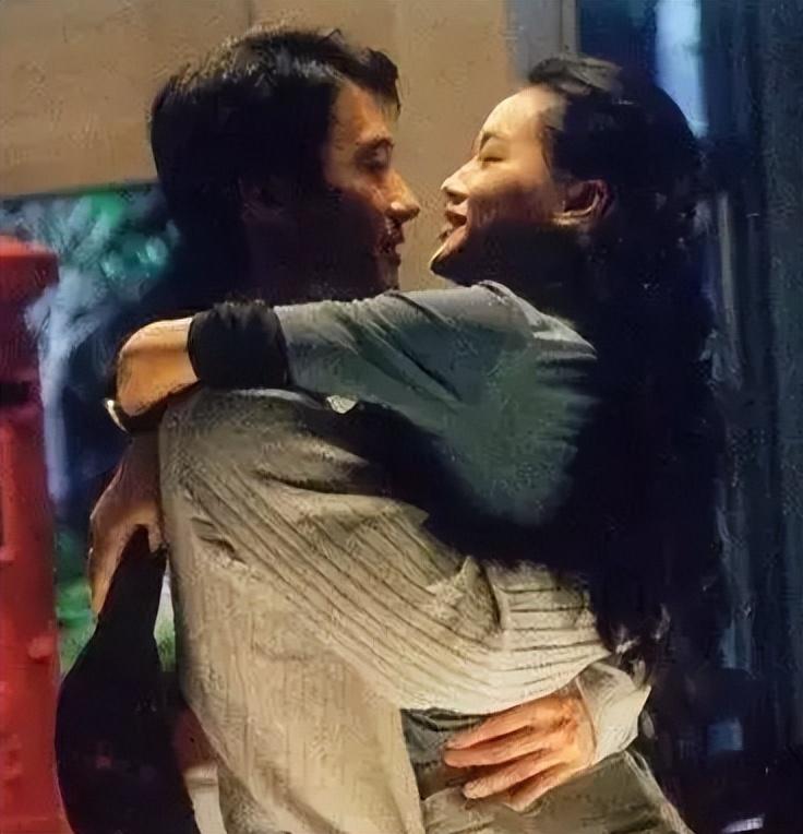 用一生治愈童年,40岁时嫁给冯德伦,舒淇是怎样完成自救的?