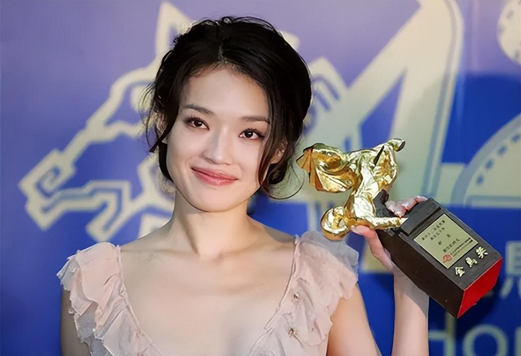 用一生治愈童年,40岁时嫁给冯德伦,舒淇是怎样完成自救的?