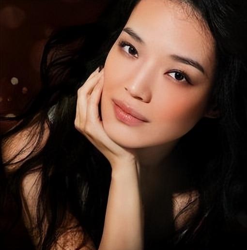 用一生治愈童年,40岁时嫁给冯德伦,舒淇是怎样完成自救的?