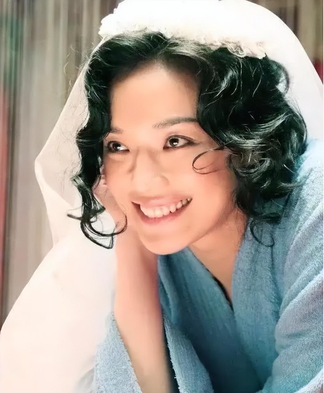 用一生治愈童年,40岁时嫁给冯德伦,舒淇是怎样完成自救的?