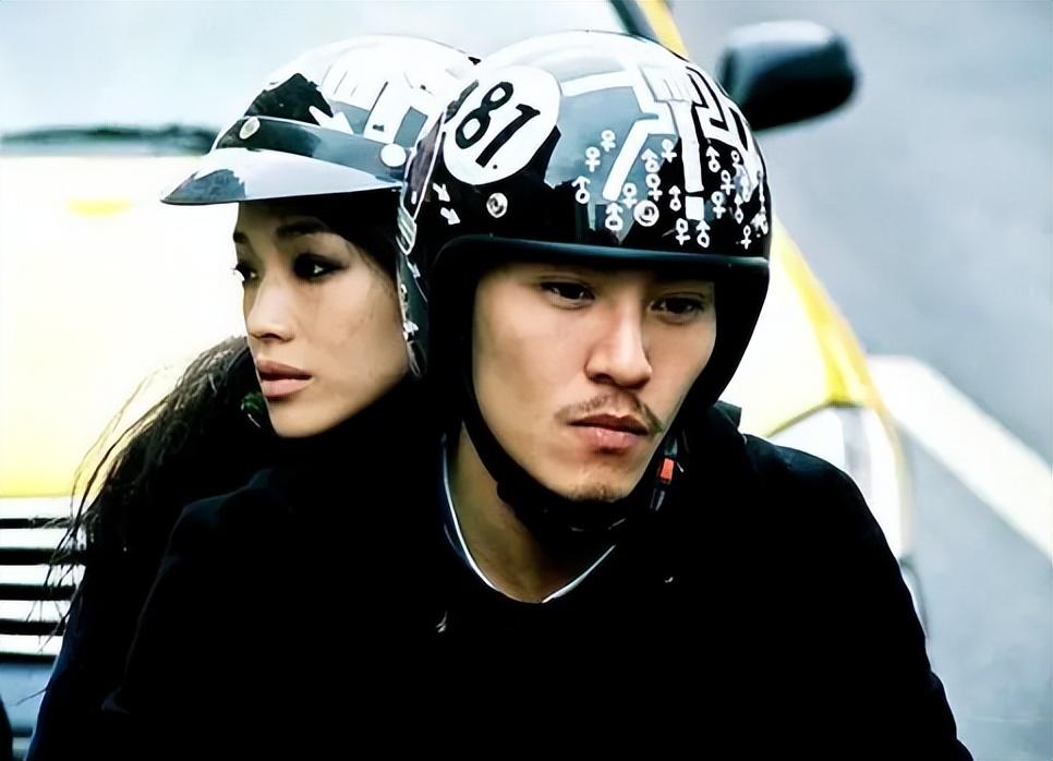 用一生治愈童年,40岁时嫁给冯德伦,舒淇是怎样完成自救的?