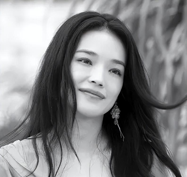 用一生治愈童年,40岁时嫁给冯德伦,舒淇是怎样完成自救的?