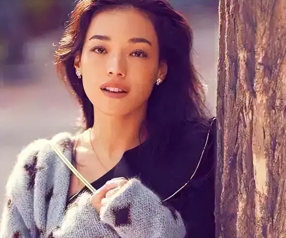 用一生治愈童年,40岁时嫁给冯德伦,舒淇是怎样完成自救的?