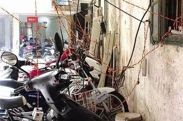 车棚爆燃45辆车烧毁！电动车的起火原因有哪些，充电时应注意什么-