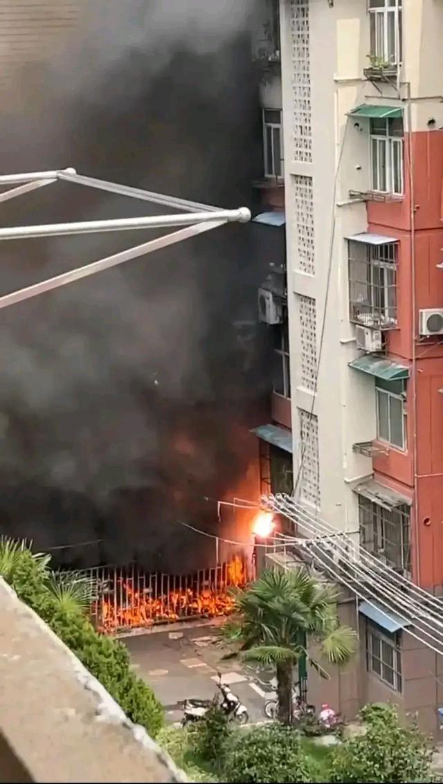 车棚爆燃45辆车烧毁！电动车的起火原因有哪些，充电时应注意什么-