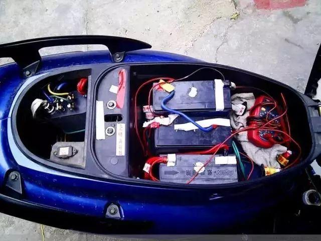 车棚爆燃45辆车烧毁！电动车的起火原因有哪些，充电时应注意什么-