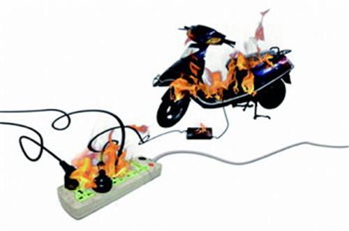 车棚爆燃45辆车烧毁！电动车的起火原因有哪些，充电时应注意什么-