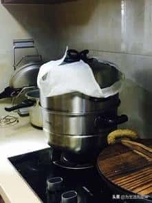 蒸馒头一掀锅就瘪是什么原因(蒸包子为啥一掀锅就塌陷)