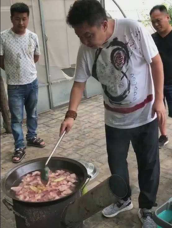 于谦:娶19岁女学生,不赚钱时靠老婆养,两个儿子归郭德纲管